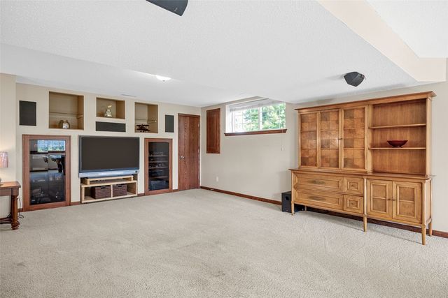 6020 Flagstone Drive NE, Cedar Rapids, IA 52402