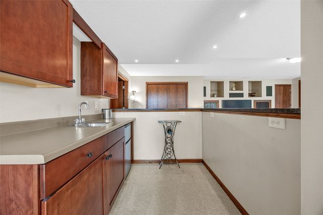 6020 Flagstone Drive NE, Cedar Rapids, IA 52402