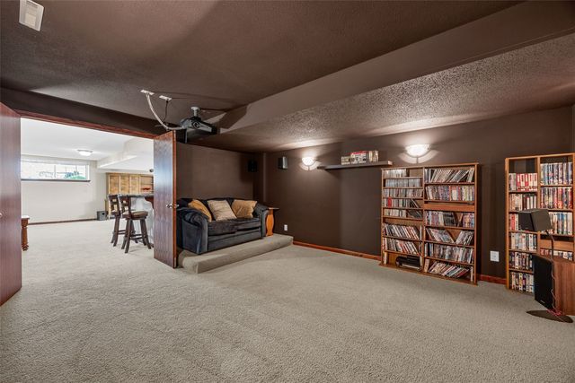 6020 Flagstone Drive NE, Cedar Rapids, IA 52402