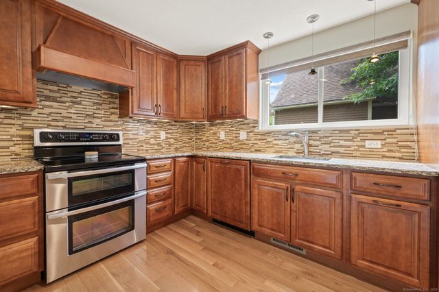 11 Tanager Circle, Simsbury, CT 06081