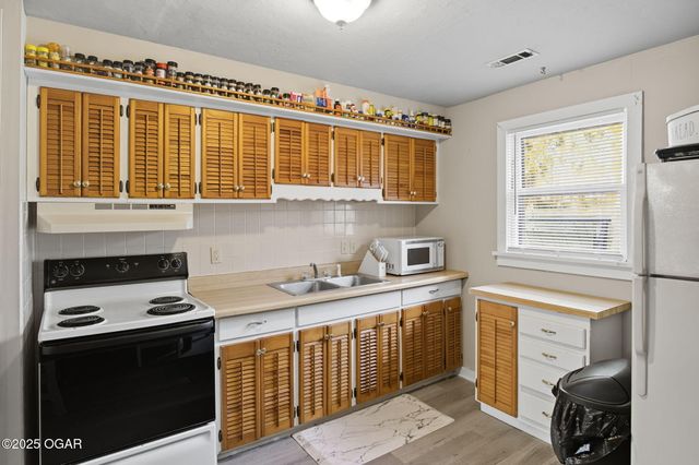 411 S Saint Charles Avenue, Joplin, MO 64801