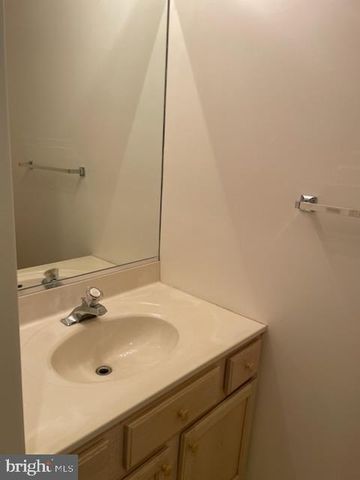28 PALMER SQ, Beverly, NJ 08010