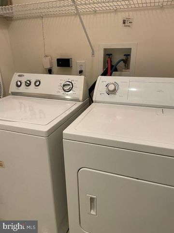 28 PALMER SQ, Beverly, NJ 08010