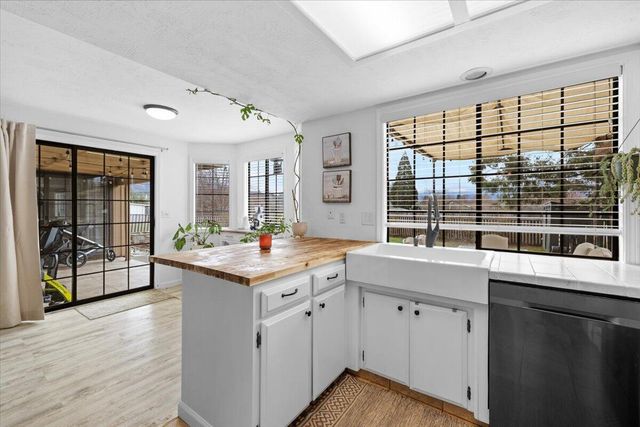 3208 Burton Drive, Medford, OR 97504