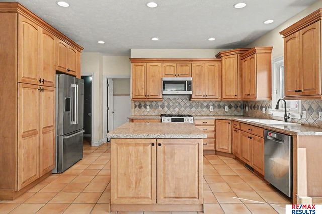 6777 Platteview Road, Papillion, NE 68133