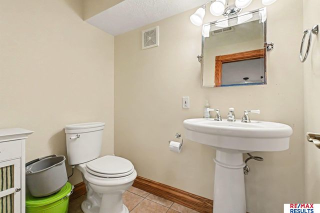 6777 Platteview Road, Papillion, NE 68133