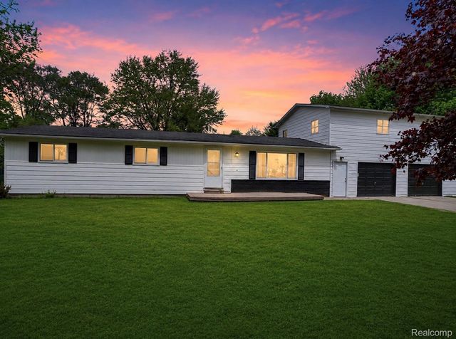 138 W Hunters Creek Road, Lapeer Township, MI 48446