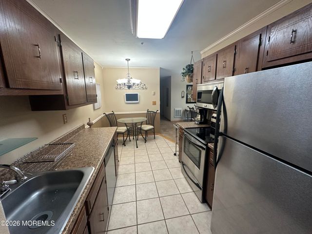 12 Pine Cluster Circle G, Manalapan, NJ 07726