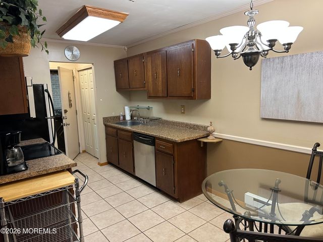 12 Pine Cluster Circle G, Manalapan, NJ 07726