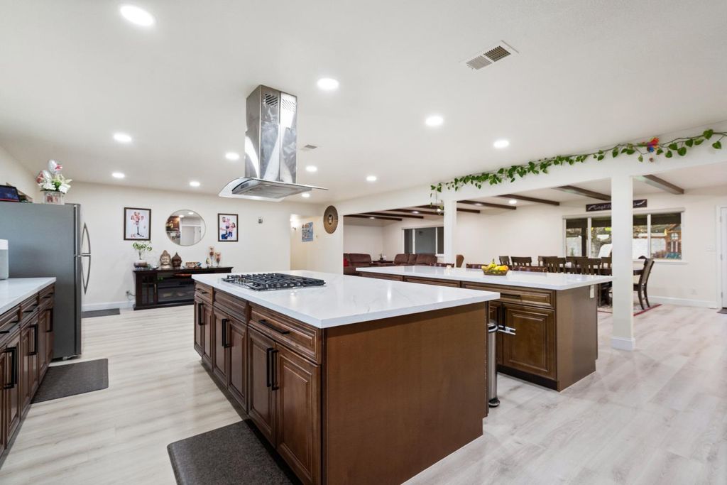 Image 12 of property listing at 351 N Peach, Clovis, CA 93612