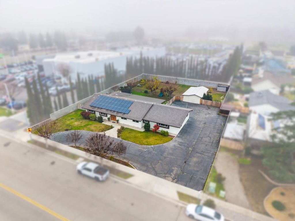 Image 2 of property listing at 351 N Peach, Clovis, CA 93612