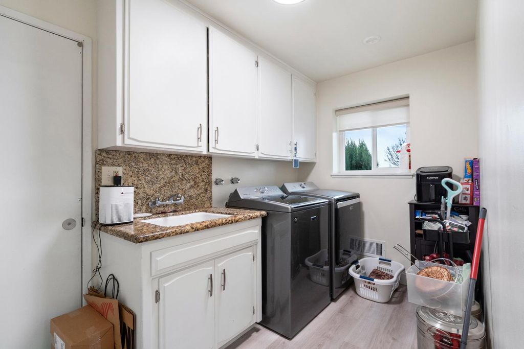 Image 20 of property listing at 351 N Peach, Clovis, CA 93612