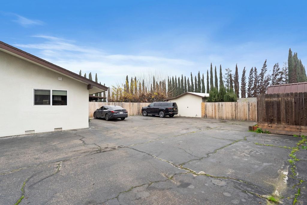 Image 29 of property listing at 351 N Peach, Clovis, CA 93612