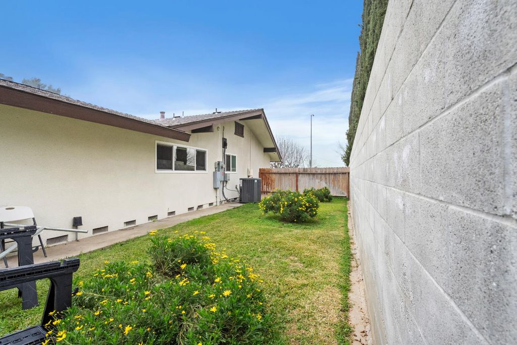 Image 32 of property listing at 351 N Peach, Clovis, CA 93612