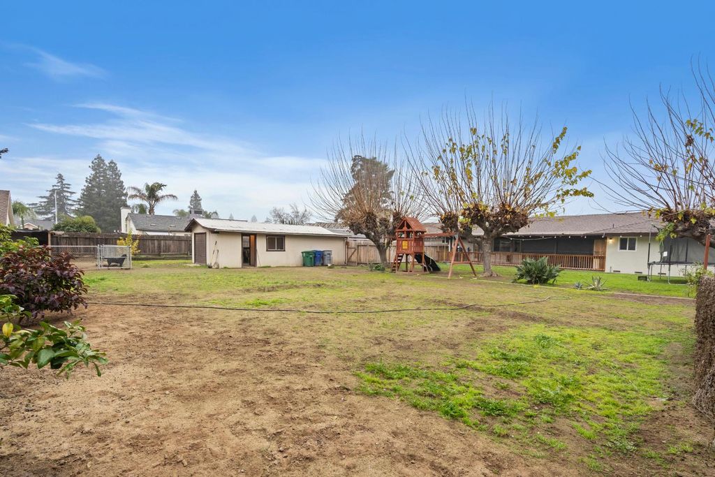 Image 33 of property listing at 351 N Peach, Clovis, CA 93612