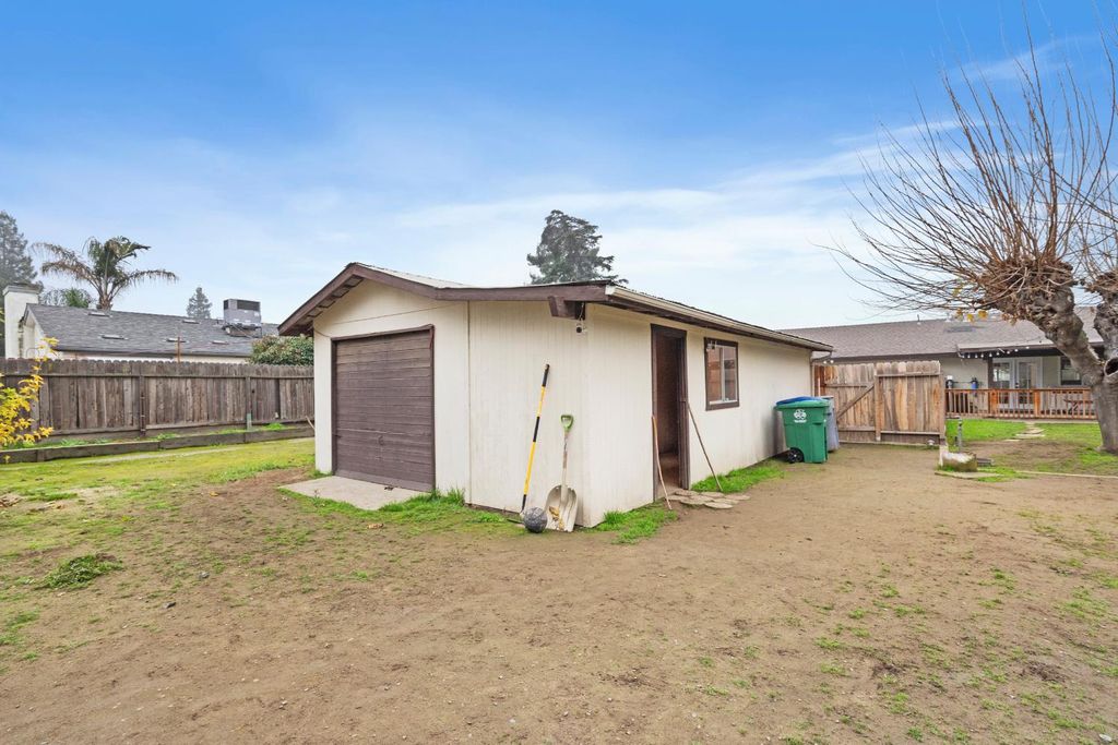 Image 36 of property listing at 351 N Peach, Clovis, CA 93612