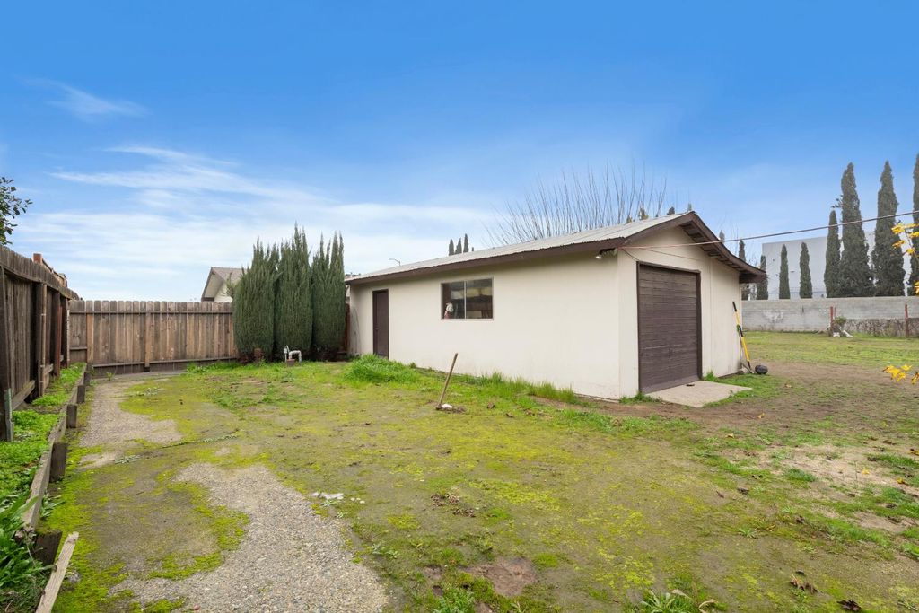 Image 37 of property listing at 351 N Peach, Clovis, CA 93612