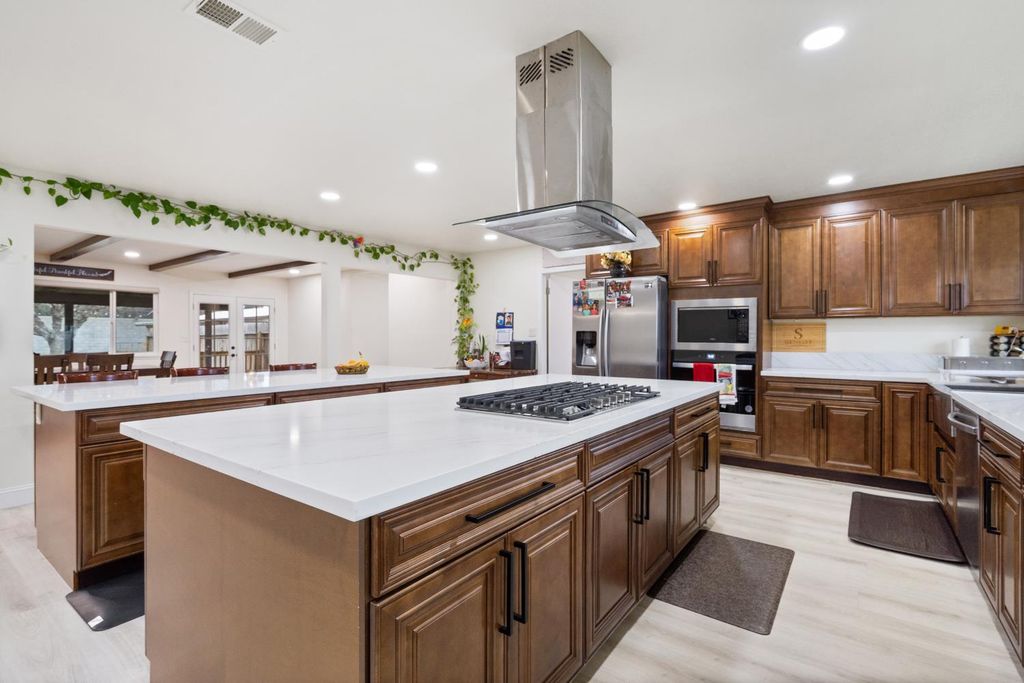 Image 8 of property listing at 351 N Peach, Clovis, CA 93612