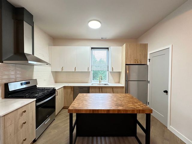 841 N Mozart Street 3R, Chicago, IL 60622