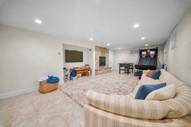10 Juniper Hill Road, Waltham, MA 02452