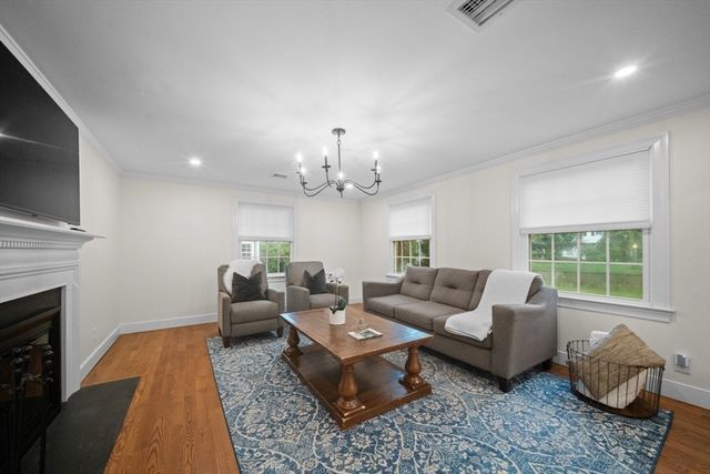 10 Juniper Hill Road, Waltham, MA 02452