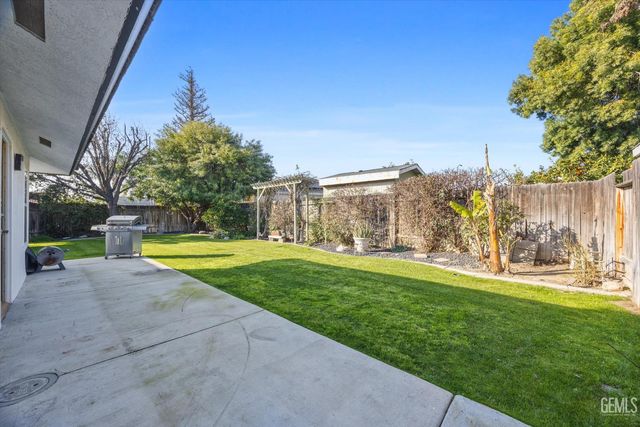 10710 Academy Avenue, Bakersfield, CA 93312