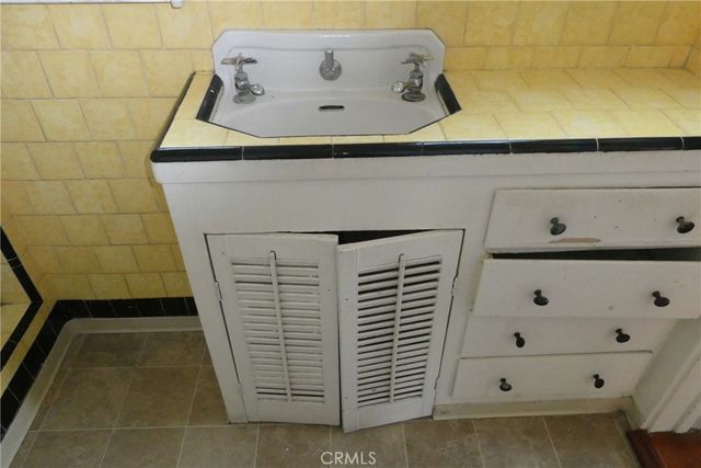 7040 Arlington, Los Angeles, CA 90043