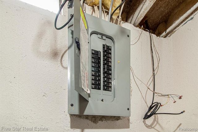 136 Shore Brook Lane, Commerce Twp, MI 48390