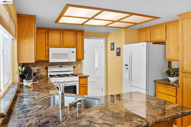 1110 Plymouth Dr, Tracy, CA 95376