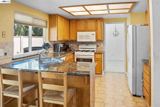 1110 Plymouth Dr, Tracy, CA 95376