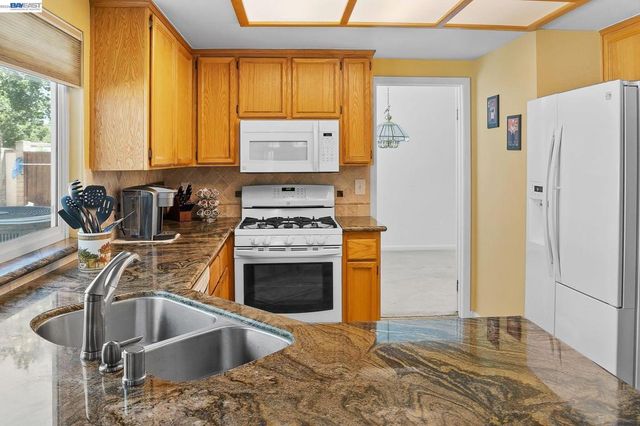 1110 Plymouth Dr, Tracy, CA 95376