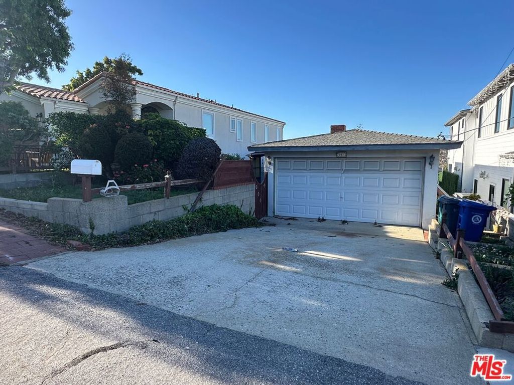 Image 1 of property listing at 661 19th Street, Manhattan Beach, CA 90266