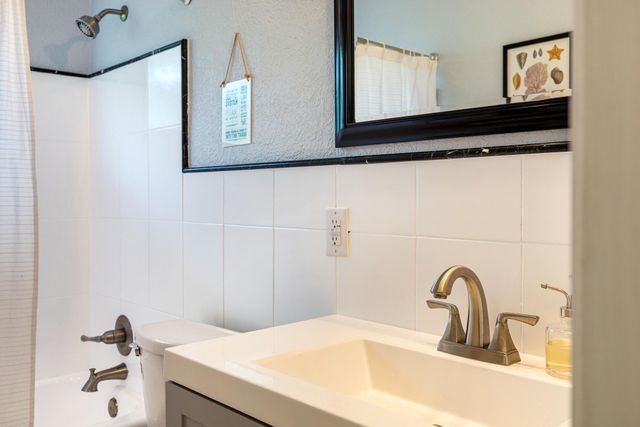 657 NW 30th Ct, Wilton Manors, FL 33311