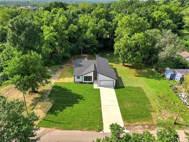 5705 Tauromee Avenue, Kansas City, KS 66102
