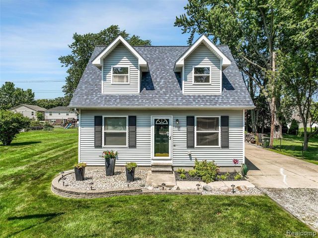 22327 Martin Road, Saint Clair Shores, MI 48081