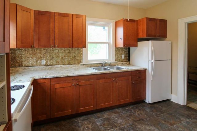 811 G Avenue, Grundy Center, IA 50638