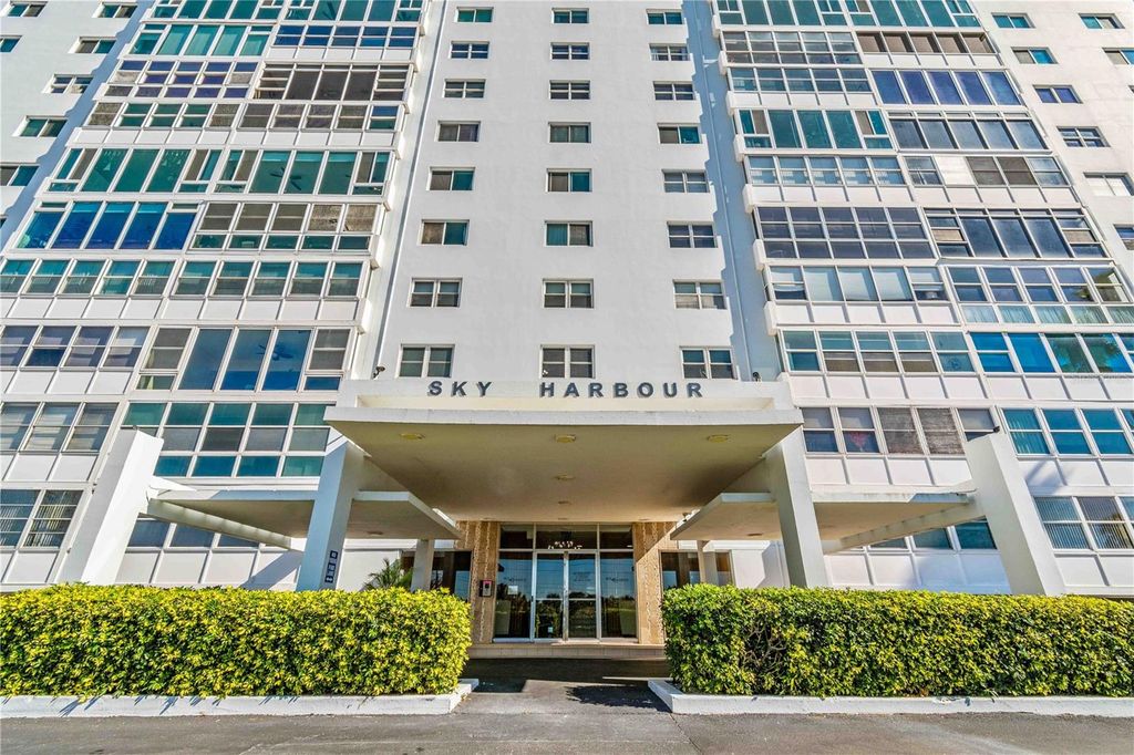 Image 7 of property listing at 7200 SUNSHINE SKYWAY LANE S 2A, St Petersburg, FL 33711