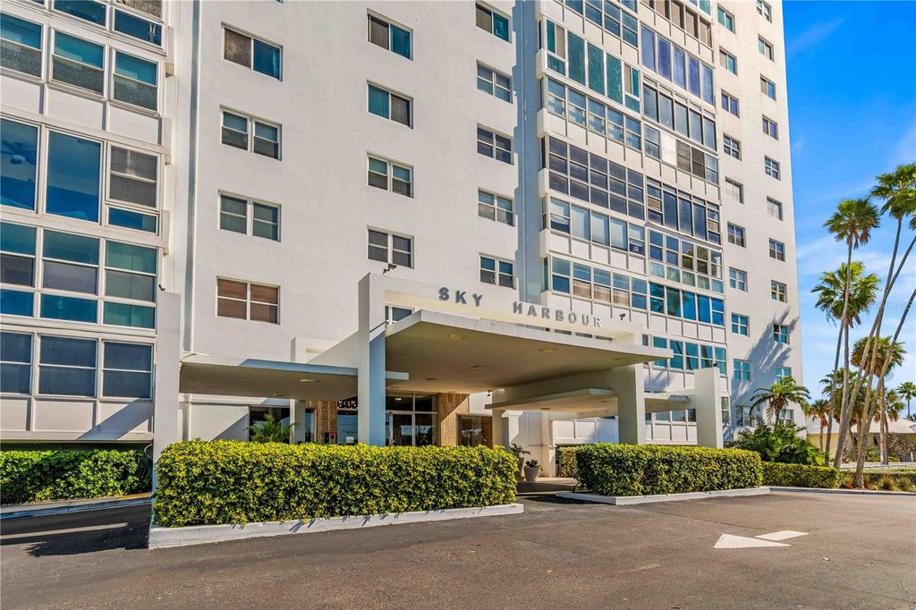 Image 8 of property listing at 7200 SUNSHINE SKYWAY LANE S 2A, St Petersburg, FL 33711