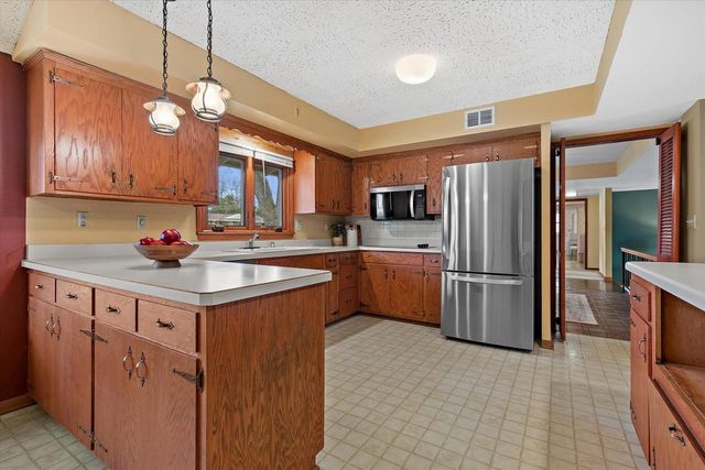 17505 Azure LANE, Brookfield, WI 53045