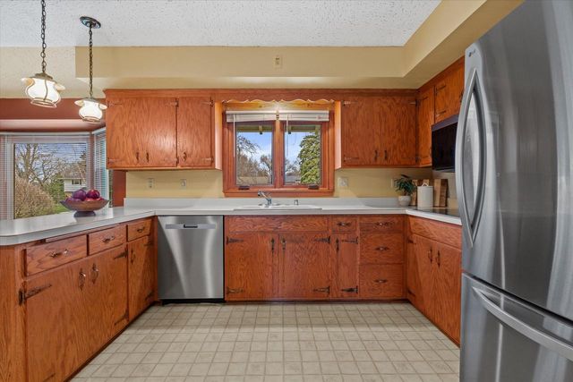 17505 Azure LANE, Brookfield, WI 53045