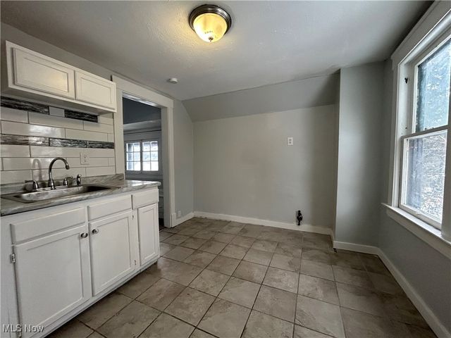 3233 W 94th Street UP, Cleveland, OH 44102