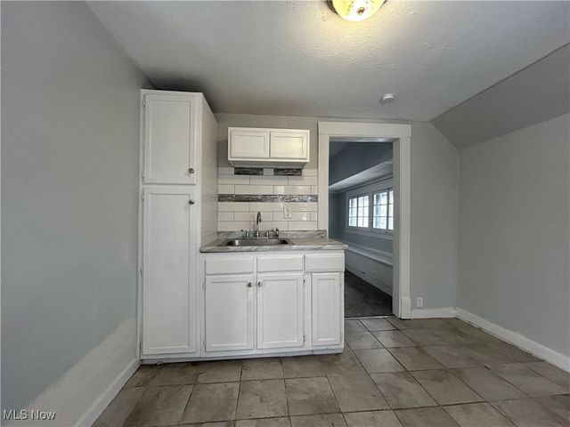 3233 W 94th Street UP, Cleveland, OH 44102