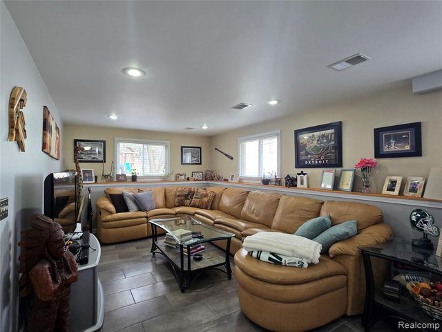 2909 Central Boulevard, Milford, MI 48380