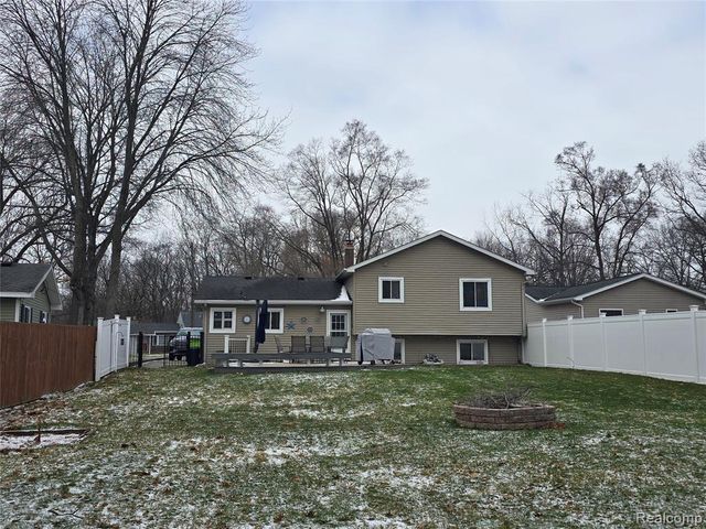 2909 Central Boulevard, Milford, MI 48380