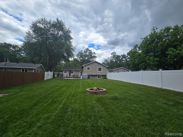 2909 Central Boulevard, Milford, MI 48380