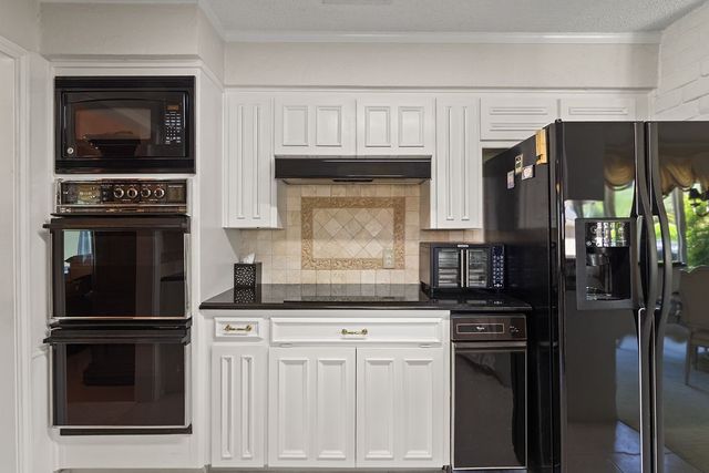 109 Oak Forest Trail, Euless, TX 76039