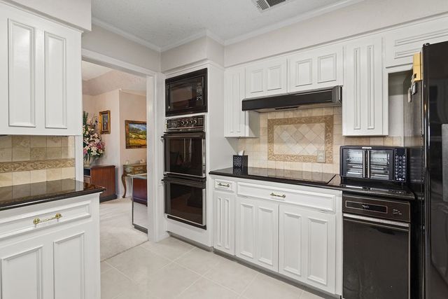 109 Oak Forest Trail, Euless, TX 76039