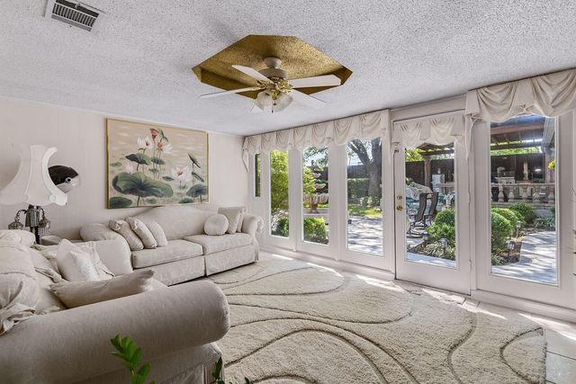 109 Oak Forest Trail, Euless, TX 76039