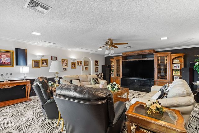 109 Oak Forest Trail, Euless, TX 76039