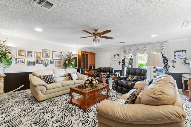 109 Oak Forest Trail, Euless, TX 76039